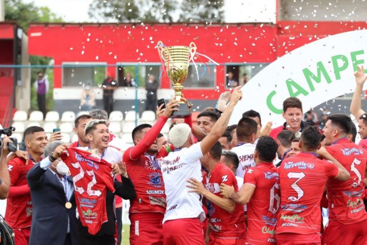 General Caballero gana, recibe la copa de campeón y festeja con su gente
