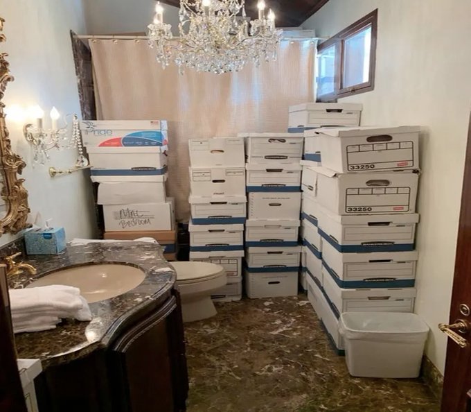 Trump guardaba documentos confidenciales hasta en el baño de su casa