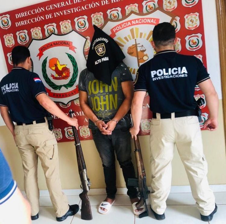 Agentes de Investigaciones atrapan a sujeto con dos potentes fusiles en Hernandarias