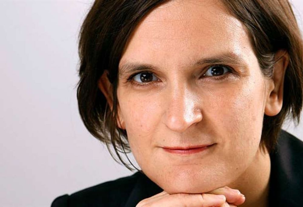 Quién es Esther Duflo, la segunda mujer que recibe el Nobel de Economía