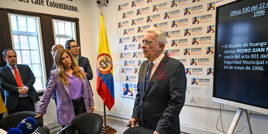 Declaran culpable al expresidente colombiano Uribe por soborno en juicio ligado a paramilitares