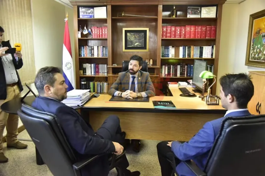 Óscar Tuma expone chats encriptados entre Legal y Gomes