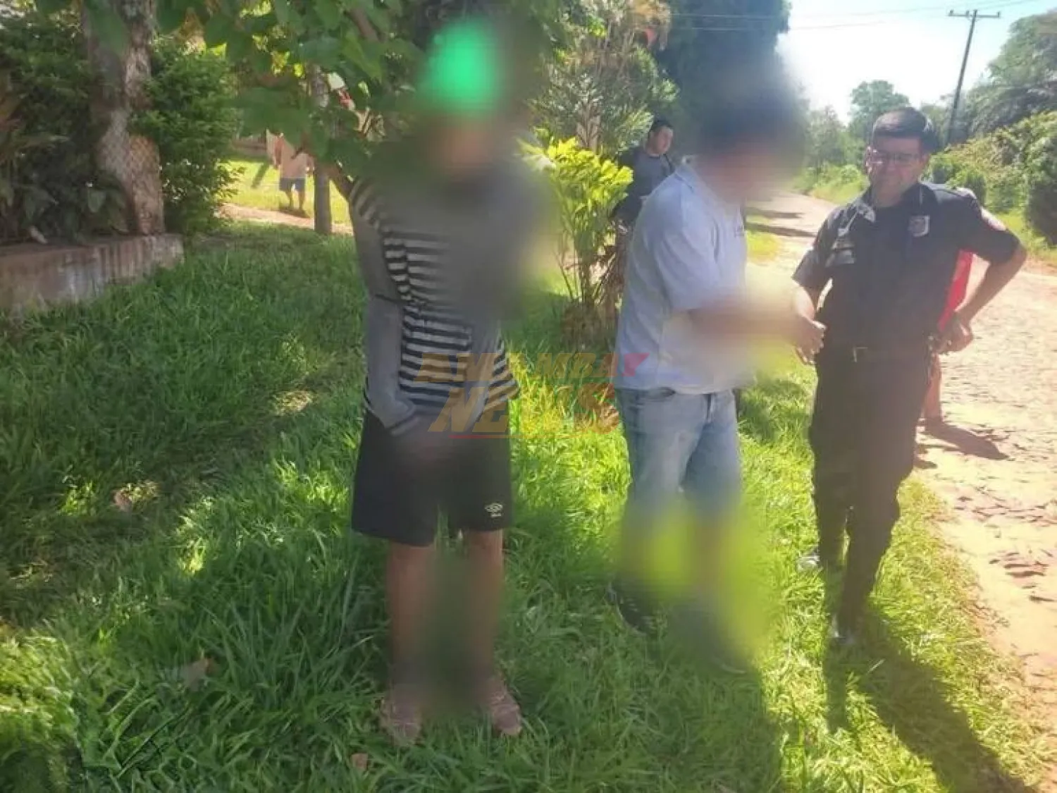 Ata a su hijo a un árbol tras robar todo lo que había en la casa