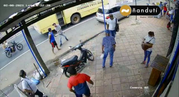 Un herido tras pelea callejera entre vendedor ambulante y un limpiavidrios en Itauguá