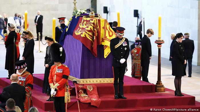 Nietos de Isabel II hacen vigilia silenciosa junto a su ataúd