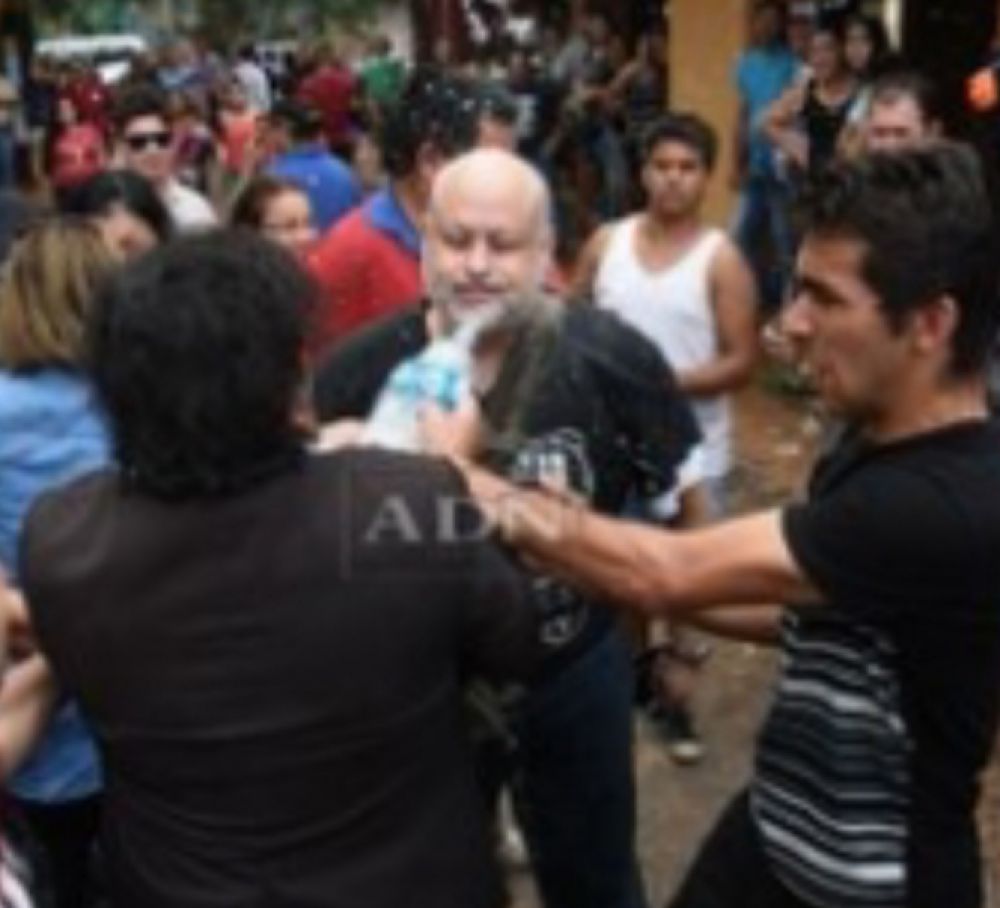 Kelembú le derrama agua y le agarra del cuello a Payo