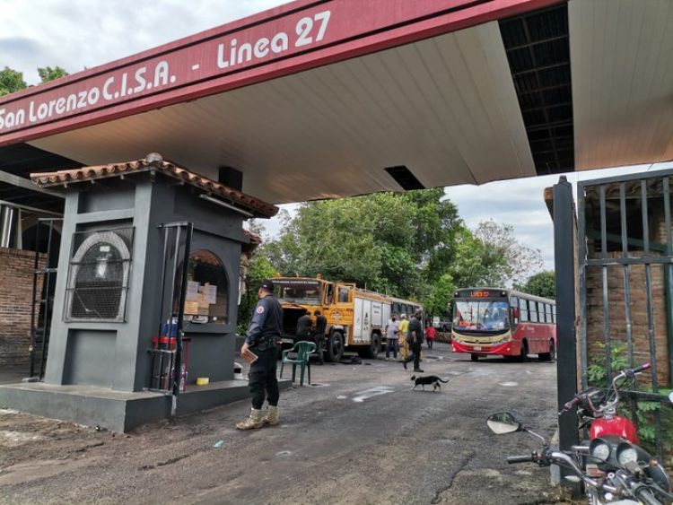 Incendio en taller de la Línea 27 destruyó nueve buses