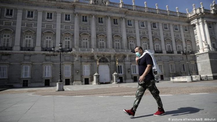 España reporta menos infecciones y muertes por coronavirus pero pide prudencia