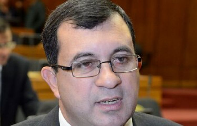 Senador no descarta interpelación al ministro Julio Mazzoleni