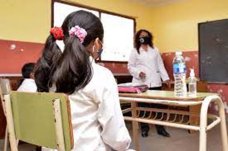 Los niños no pueden seguir asistiendo a escuelas en este momento grave de la pandemia, alertan