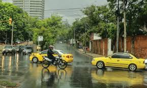 Domingo cálido a caluroso, con lluvias y tormentas eléctricas