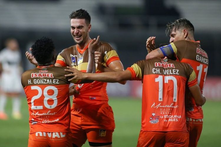 Delfín elimina a Olimpia