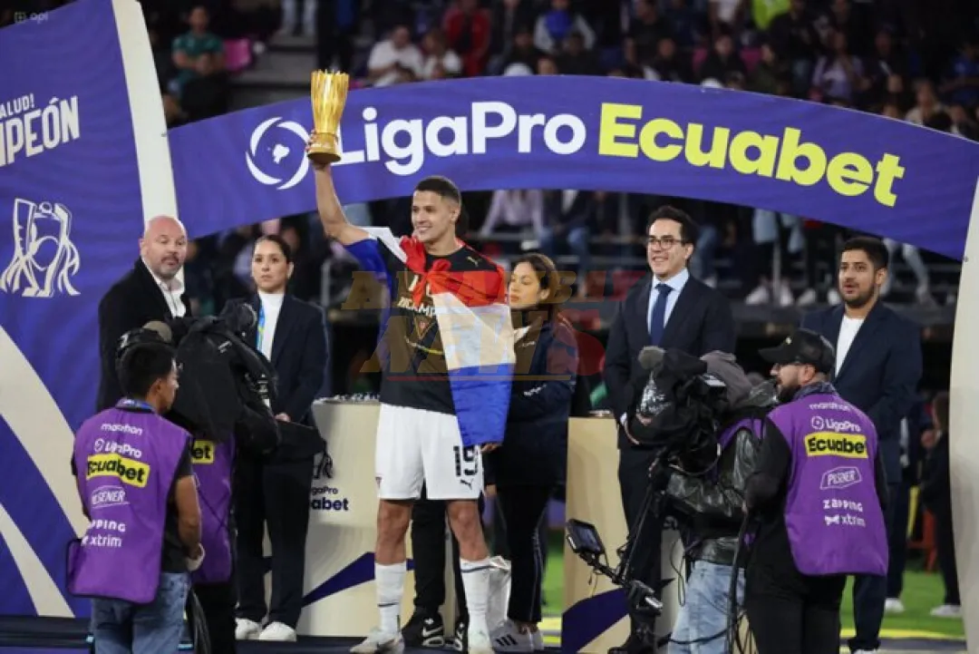 Afirman que un club de la Premier League va por los goles de Álex Arce