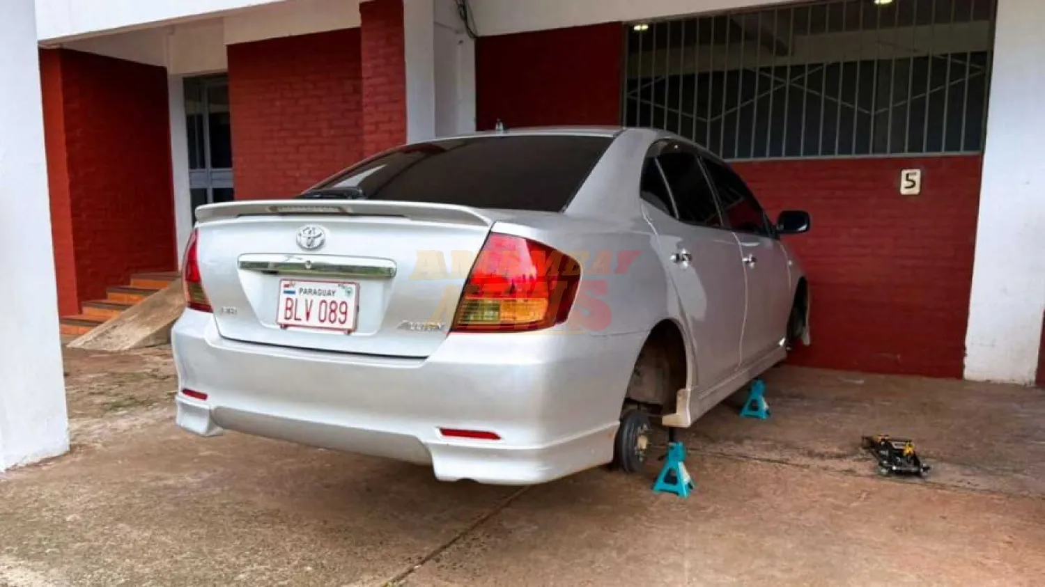 Delincuentes dejan un vehículo sobre tacos frente a edificio de Encarnación