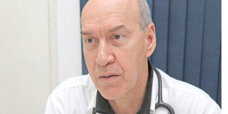 Covid-19: Pacientes esperan ocupar una cama en pasillos de sanatorios privados