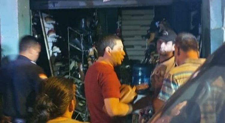 Controlan nuevo incendio en el Mercado 4. El fuego llegó a destruir cuatro casillas