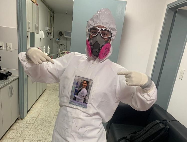 Médica pedrojuanina pone su foto en traje de bioseguridad: Puede asustar despertar y vernos vestidos como astronautas