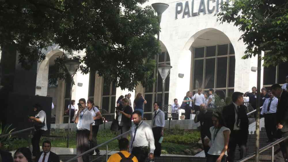 Funcionarios evacuan el Palacio de Justicia de Asunción ante un principio de incendio