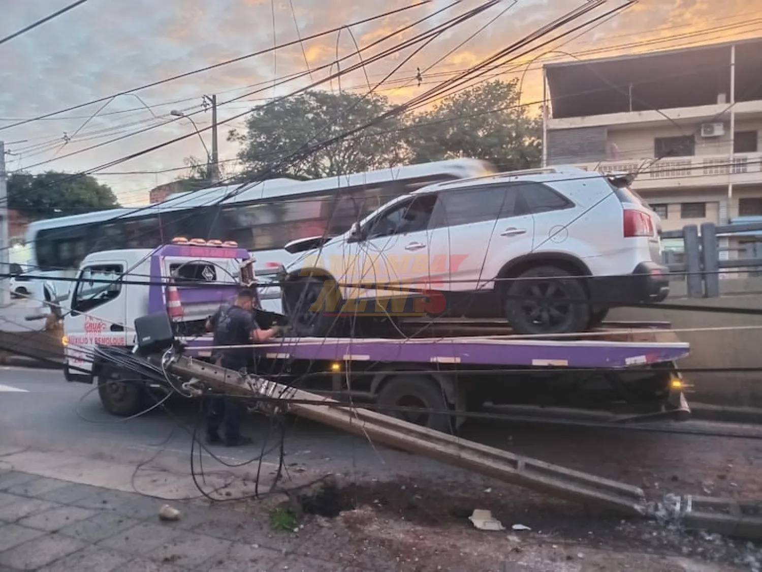 Accidente de tránsito: una camioneta saca “de raíz” una columna de cemento