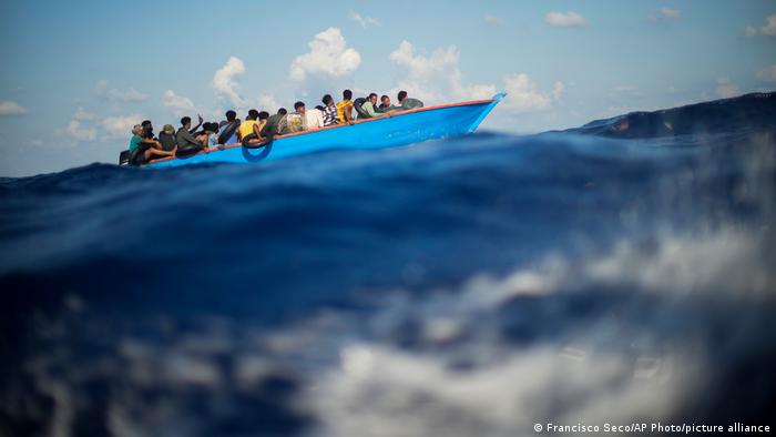 Hallados ocho muertos y 42 supervivientes frente a Lampedusa
