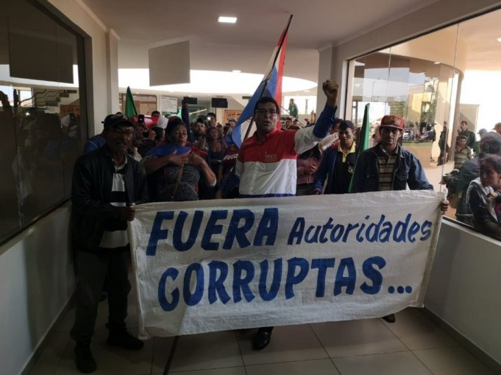 Invasores y Ricardo Villalba atropellan Municipalidad de Pedro Juan Caballero