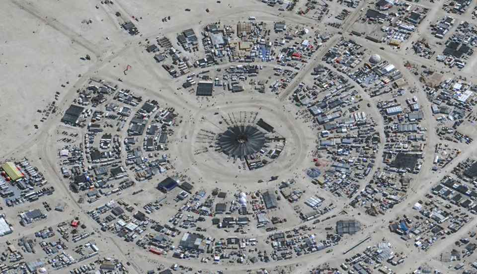 El caos en el festival Burning Man deja a más de 70.000 personas varadas