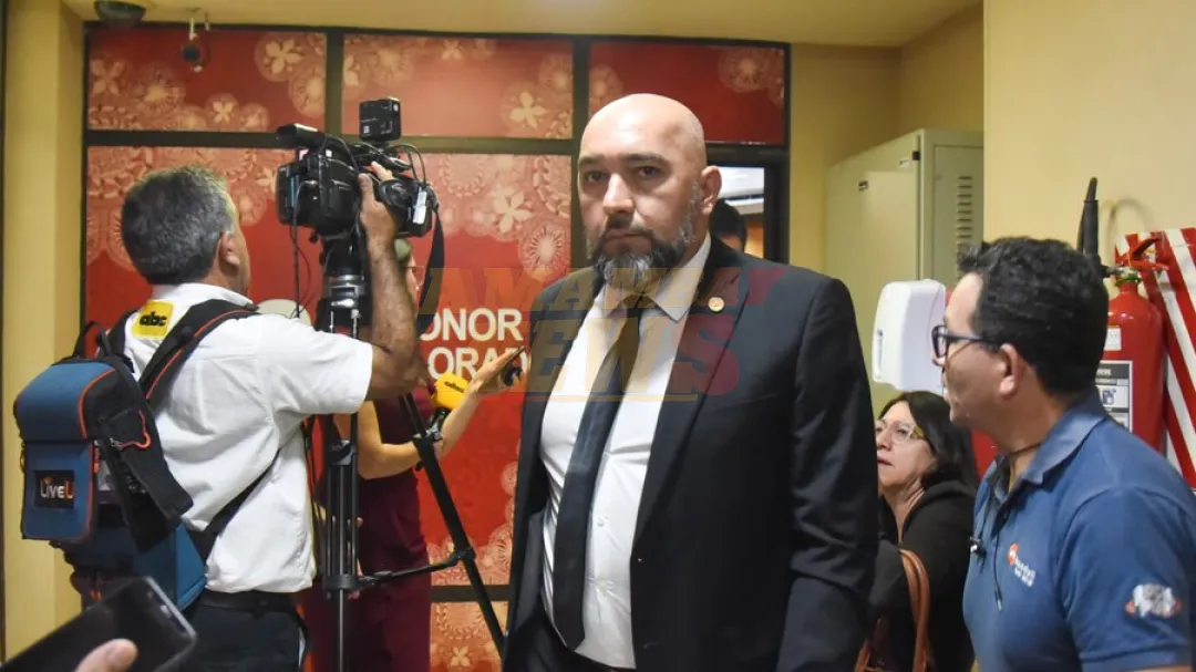 Nepotismo, dudoso título y tráfico de influencias: Los escándalos que acechan a Orlando Arévalo