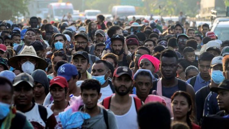 Caravana de migrantes avanza por el sur de México hacia EEUU