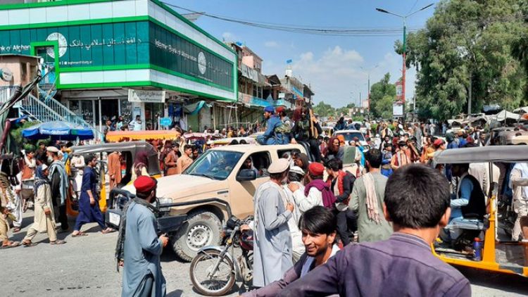 Protestas en Kabul contra el cierre de los bancos impuesto tras el triunfo talibán