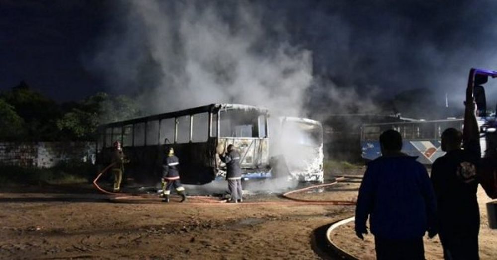 Dos colectivos arden en llamas por corto circuito