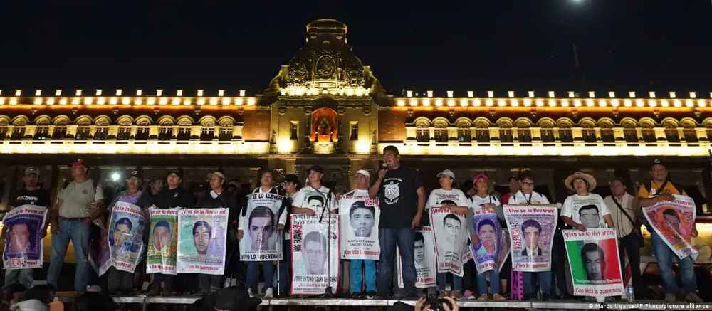 Familiares de Ayotzinapa rechazan nueva narrativa del caso