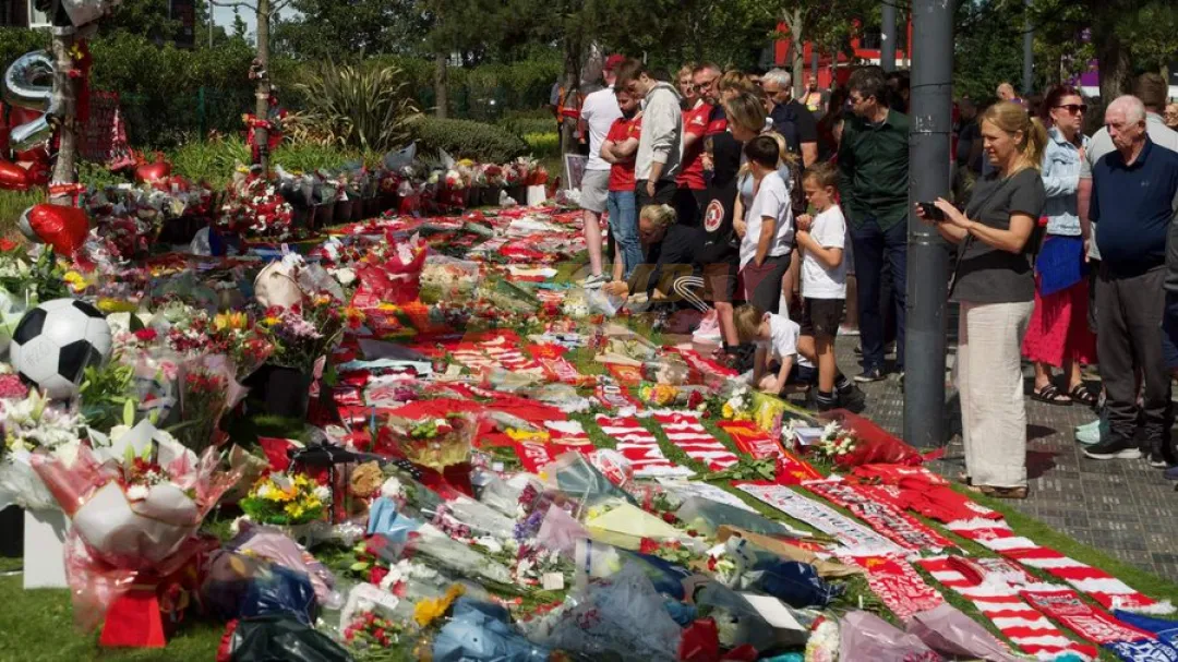 Un mar de bufandas rojas emerge en Anfield para recordar a Diogo Jota