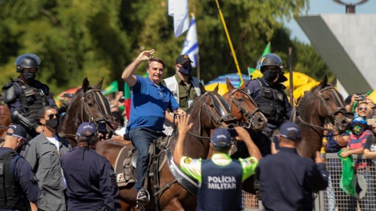 Bolsonaro anda a caballo y amenaza con no cumplir las reglas de la justicia electoral