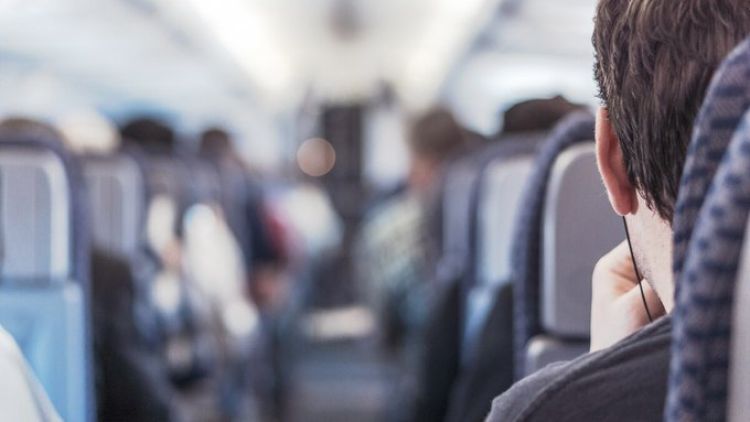 Turistas canadienses que hicieron fiesta en un avión sin tapabocas quedaron varados en México