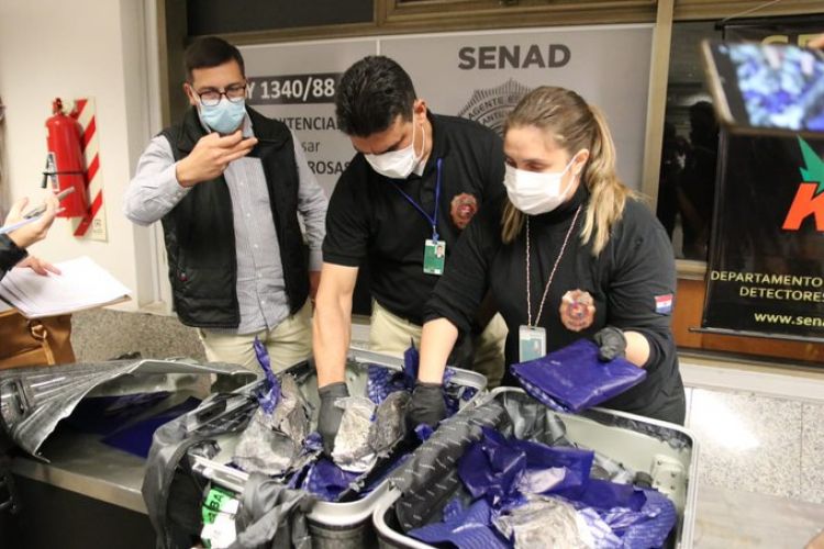 Una mujer quiso viajar con cocaína en la maleta y fue detenida por la Senad