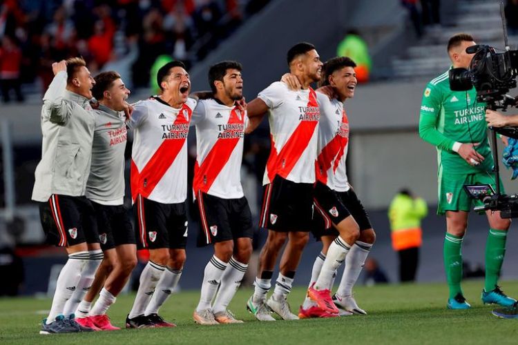 River Plate derrota a Boca Juniors y alcanza la cima