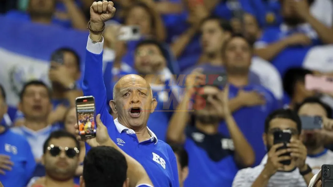FIFA multa a El Salvador por actos de racismo y discriminación de sus aficionados contra futbolistas de Surinam
