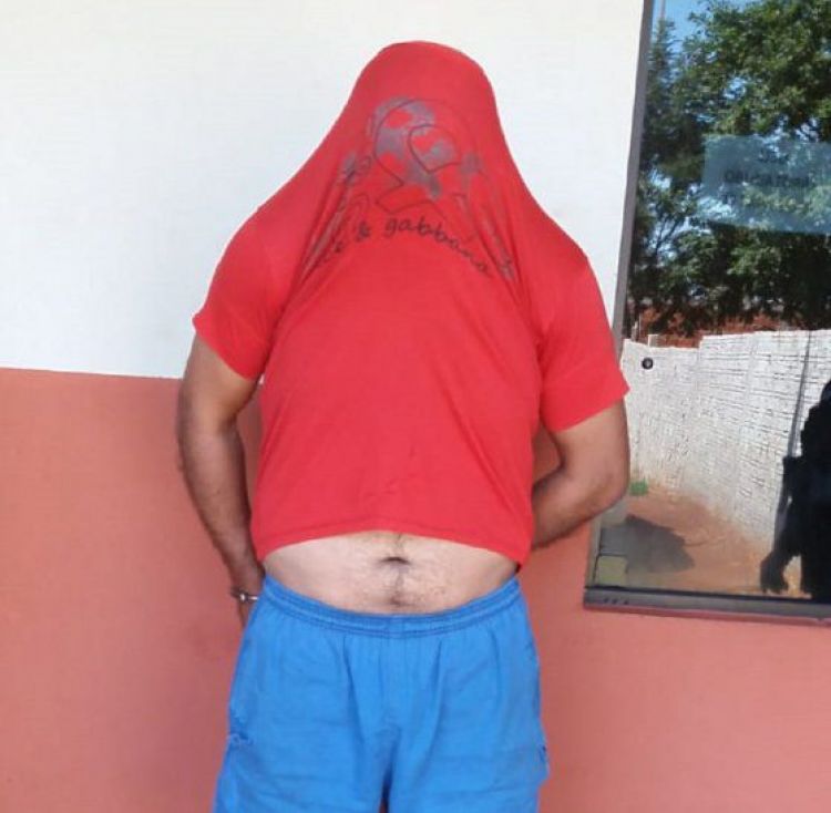 Detienen a un hombre por supuestamente golpear a su hija con una manguera