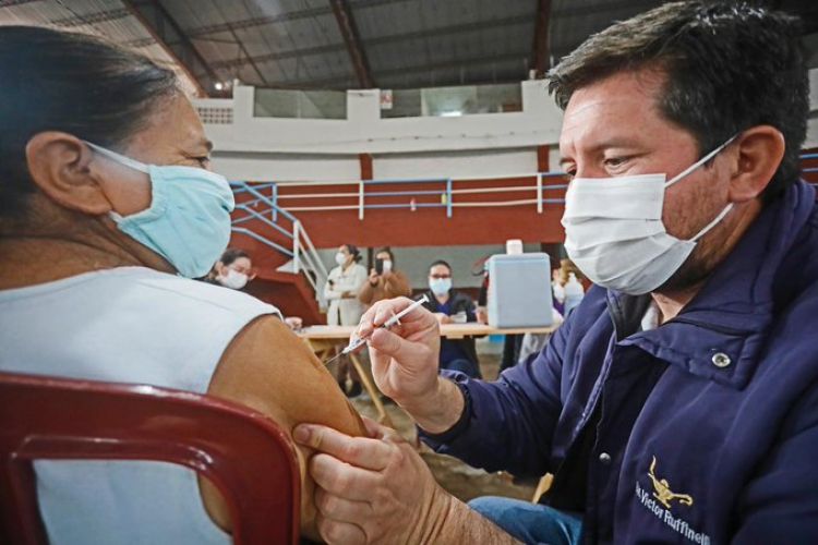 Desde mañana se vacunan los mayores de 62 años y esto es lo que debés saber