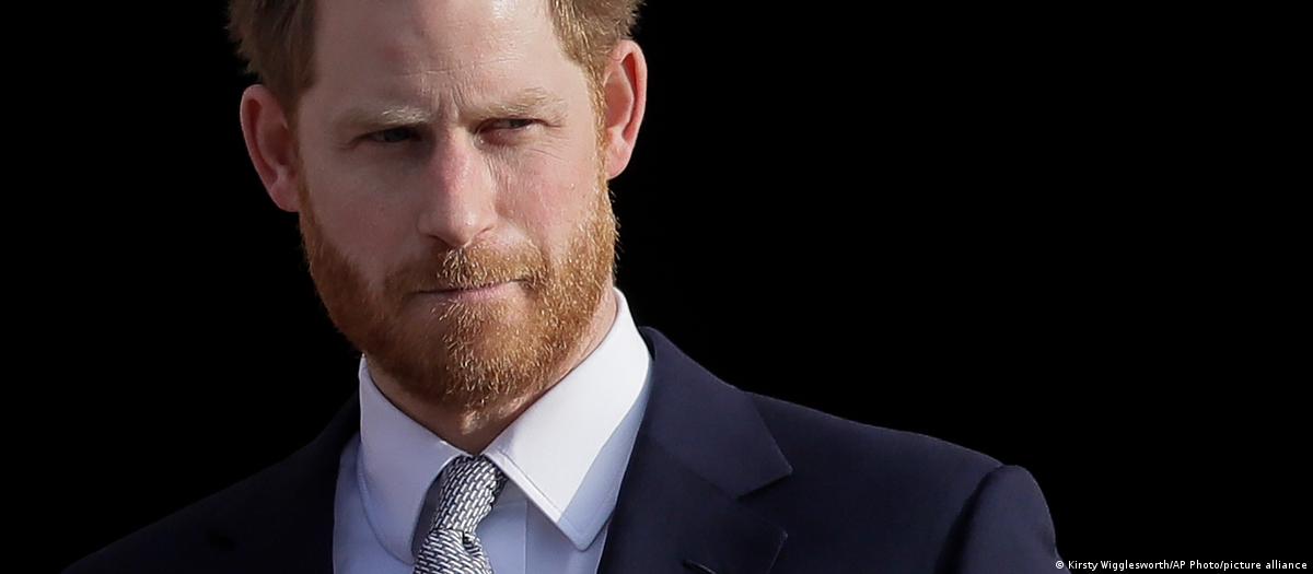 Príncipe Harry acusa a tabloides de generarle "paranoia"
