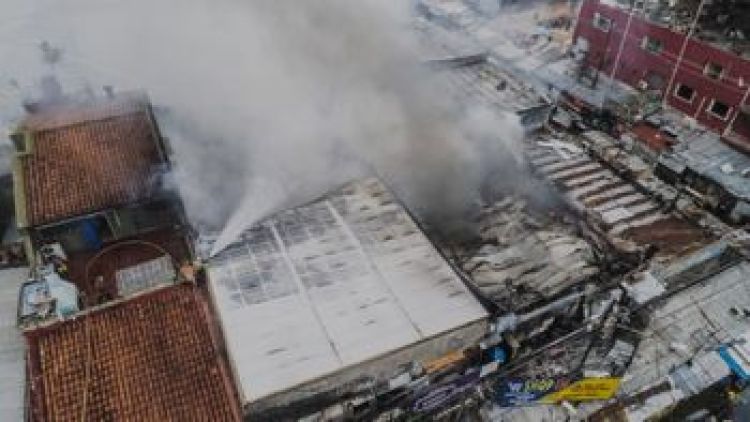 Bomberos logran controlar incendio en el Mercado 4