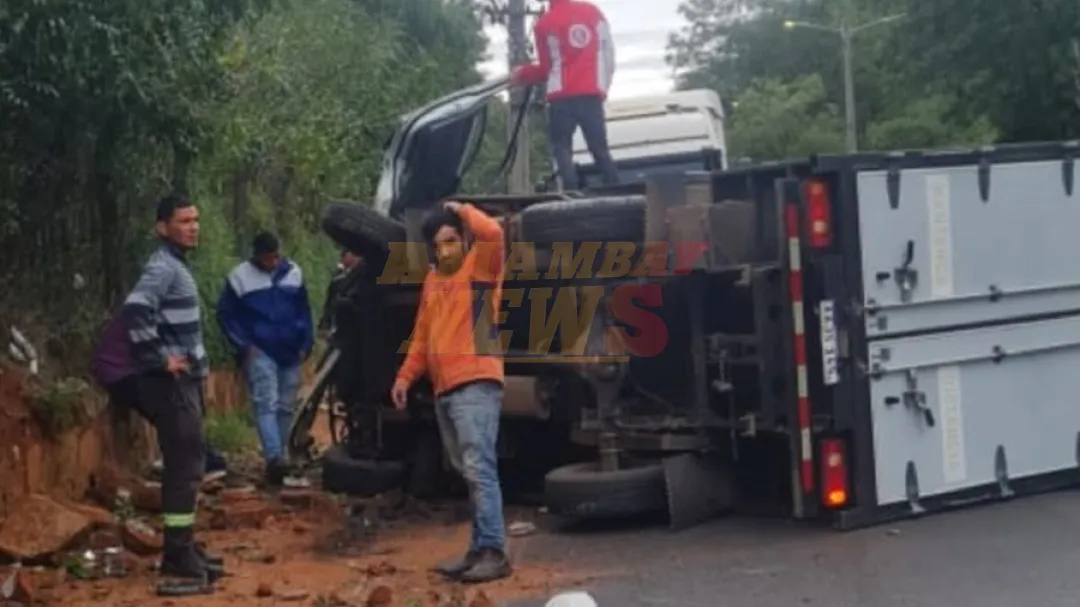 Camión vuelca tras chocar contra el cordón de un paseo central en Villa Elisa