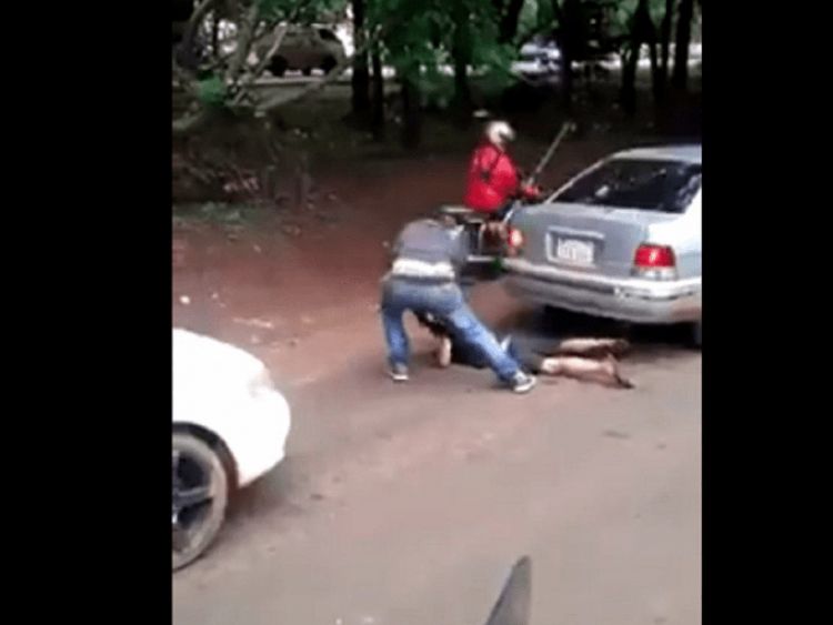 Ordenan detención de hombre que agredió a niño de 11 años por comer banana