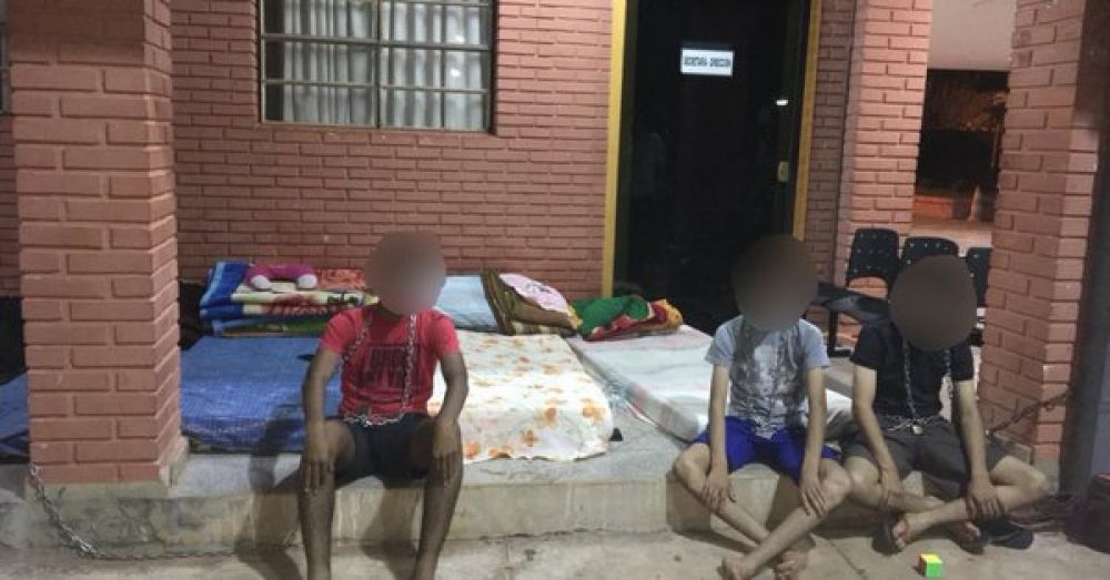 Estudiantes se encadenan en colegio de Coronel Oviedo