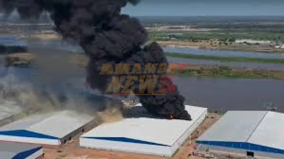 Investigan causas del incendio en depósito de neumáticos
