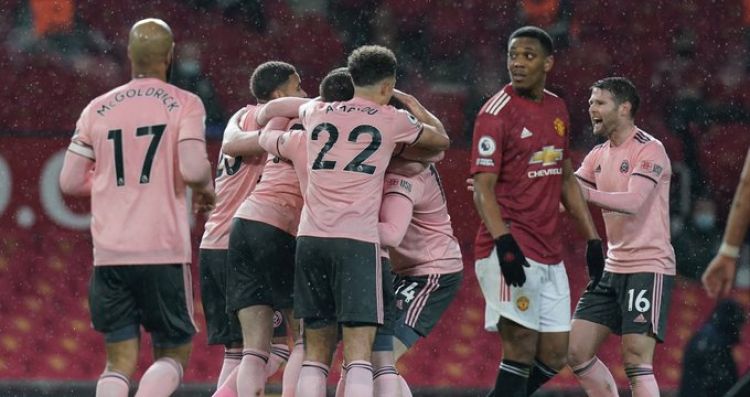El último de la tabla derrota al Manchester United y lo baja de la cima