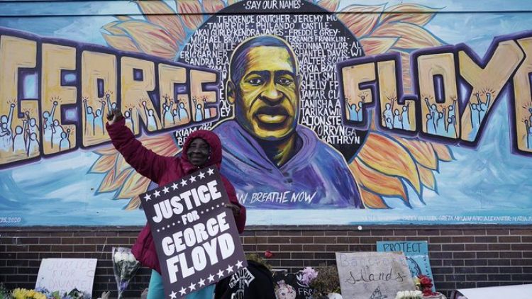 Un herido por disparos en el lugar de la muerte de George Floyd