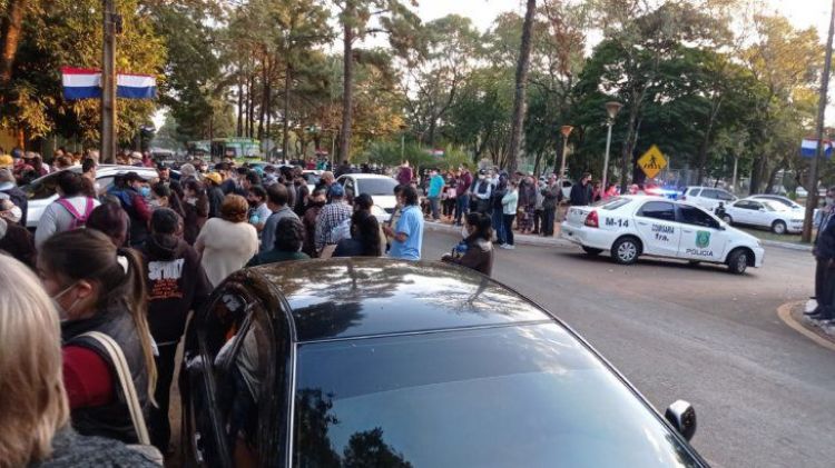 Mala organización provoca aglomeración y tensión en vacunación contra el Covid en CDE