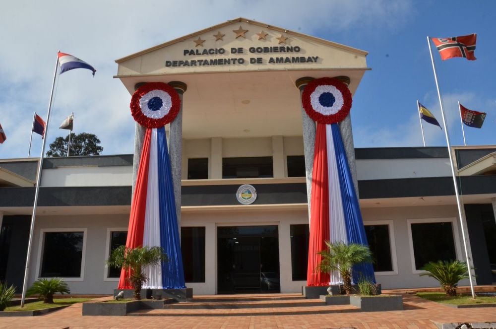 Gobernación de Amambay, luce con los colores patrios