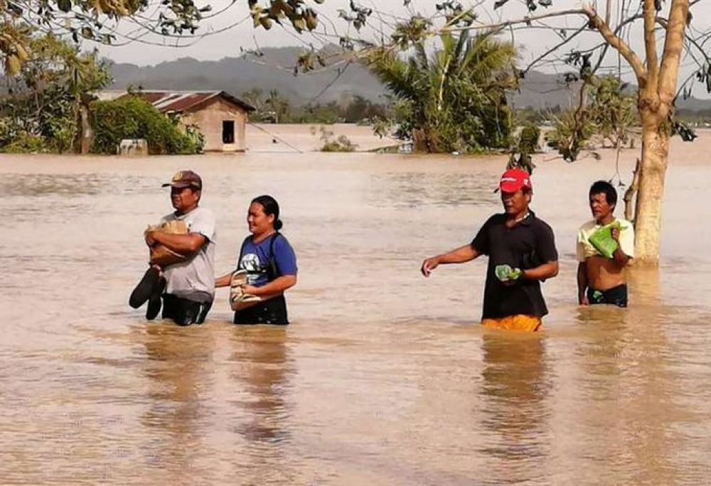 El tifón Phanfone causa devastación a su paso por Filipinas y deja al menos 13 muertos
